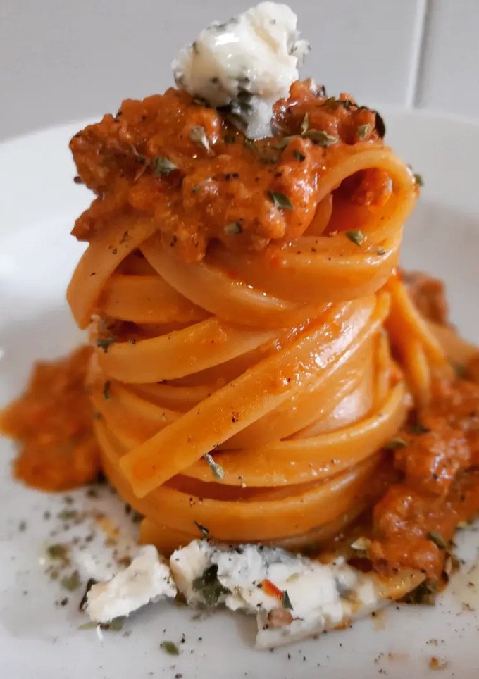 Una foto de Tagliatelle con ragú de secreto y salsa de gorgonzola