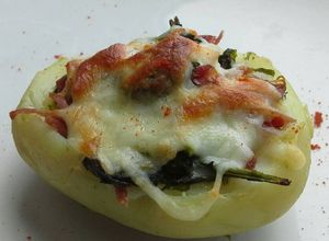 Una foto de Patatas rellenas de lacón con grelos