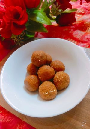बेसन के लड्डू (besan ke ladoo recipe in Hindi) रेसिपी मुख्य फोटो