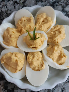 Una foto de Huevos rellenos (Ideal para hacer con los niños!)