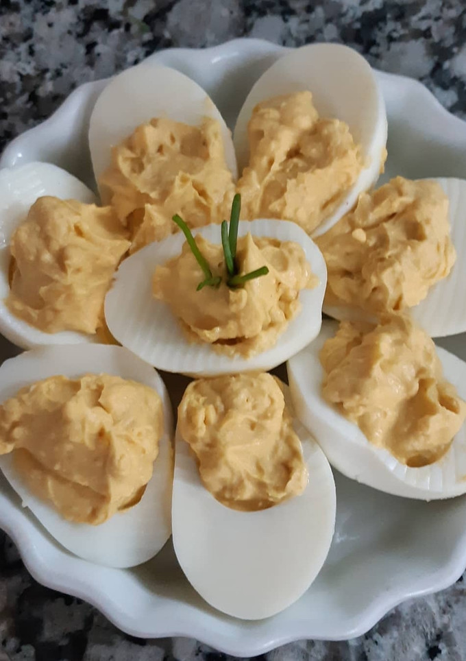 Una foto de Huevos rellenos (Ideal para hacer con los niños!)
