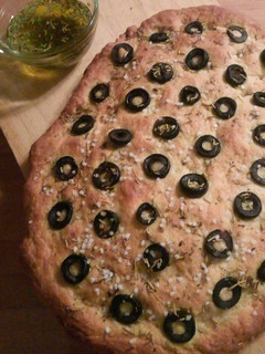 Una foto de Focaccia de aceitunas negras y romero