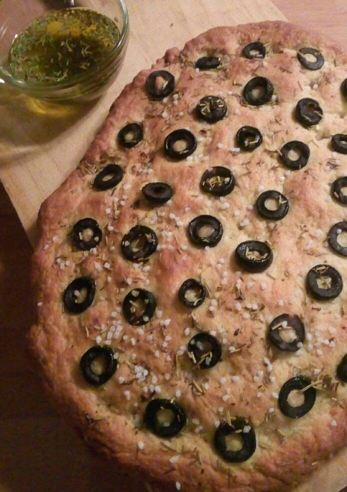 Una foto de Focaccia de aceitunas negras y romero