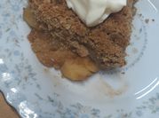 Una foto de crumble de manzana y crema