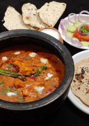 A picture of Handi Paneer Korma.