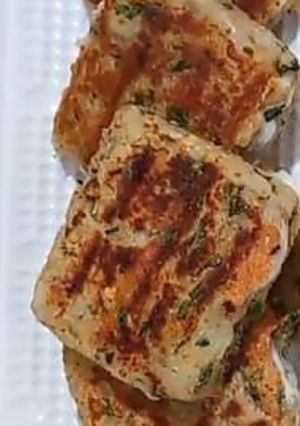 A picture of Without Oil Potato Chess Cutlet and Mint Tomato Coriander Chutney.