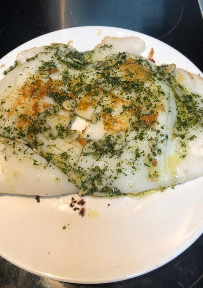 Una foto de Sepia a la plancha a la salsa verde