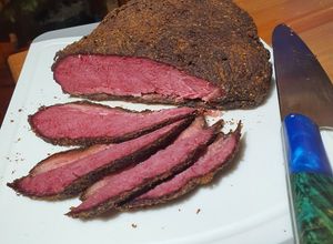 Zdjęcie przepisu Pastrami z mostka wołowego.