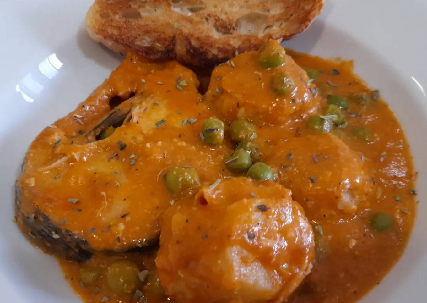Merluza y patatas a la importancia con salsa romesco