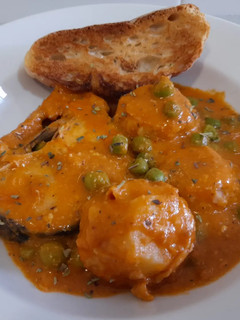 Una foto de Merluza y patatas a la importancia con salsa romesco