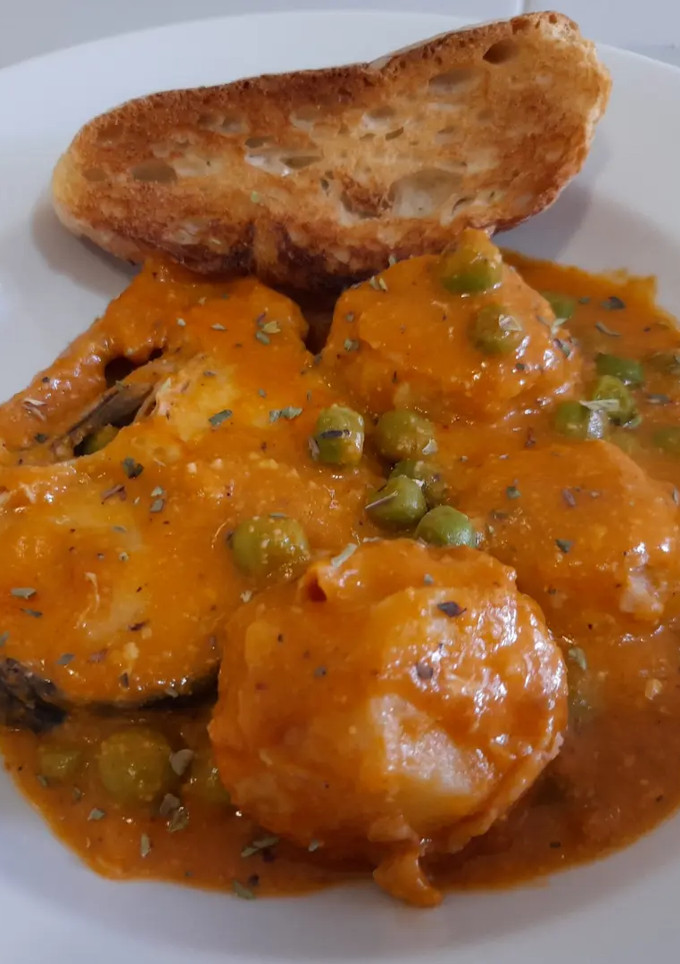 Una foto de Merluza y patatas a la importancia con salsa romesco
