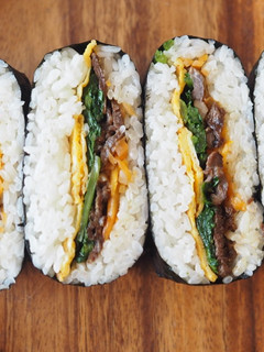 Una foto de Sandwichi de onigiri, Onigirazu(キンパおにぎらず) / Comida japonesa