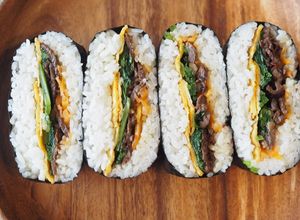 Una foto de Sandwichi de onigiri, Onigirazu(キンパおにぎらず) / Comida japonesa