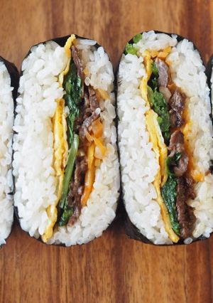 Una foto de Sandwichi de onigiri, Onigirazu(キンパおにぎらず) / Comida japonesa