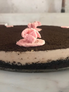 Una foto de Cheesecake de Galletas Oreo con relleno de Frutilla