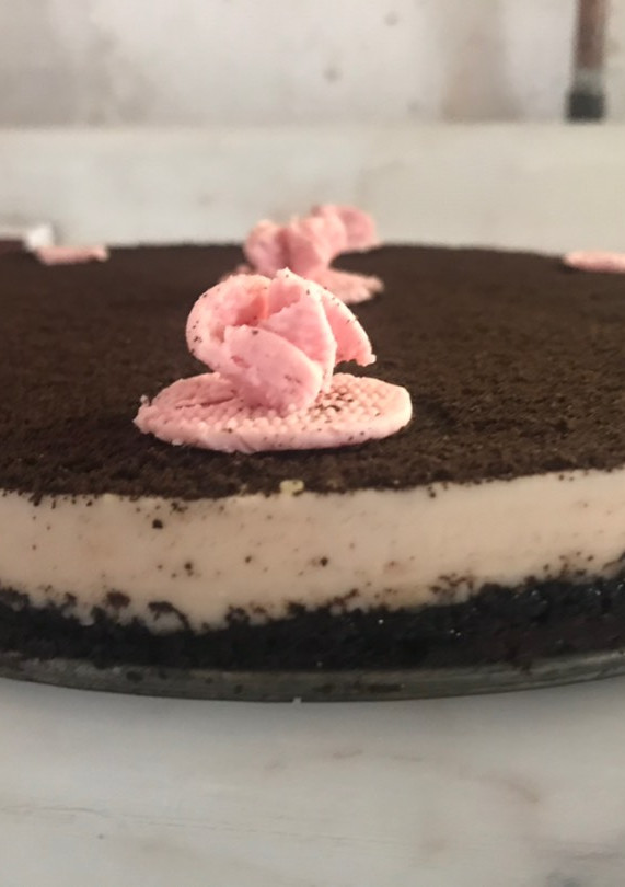 Una foto de Cheesecake de Galletas Oreo con relleno de Frutilla