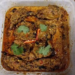 A picture of Chicken kabab/tandoor dipped in gravy.