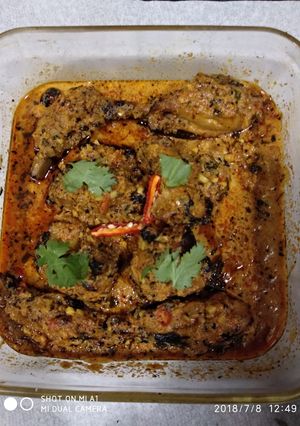 A picture of Chicken kabab/tandoor dipped in gravy.