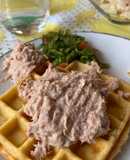 Waffles con harina de maíz acompañado con pasta de atún