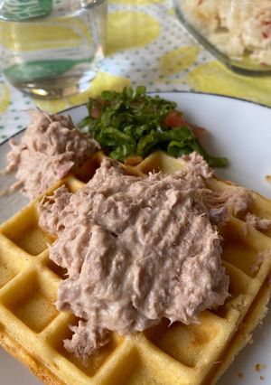 Una foto de Waffles con harina de maíz acompañado con pasta de atún