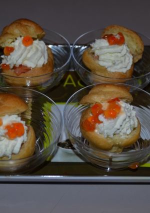 Une photo de Choux au saumon et chantilly citronnée
