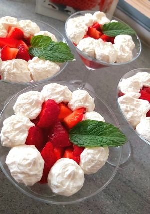 Une photo de Fraises🍓 citronnées 🍋 et chantilly 🍨 maison