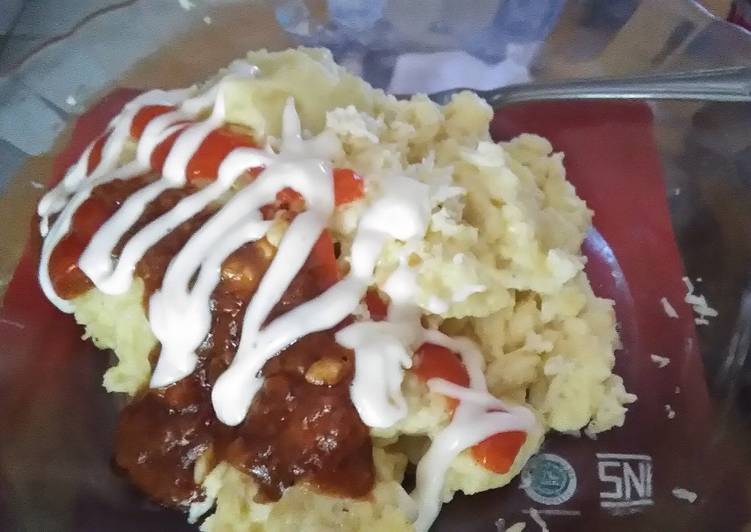 Scramble Egg with Mashed Potatoe and Barbeque Sauce