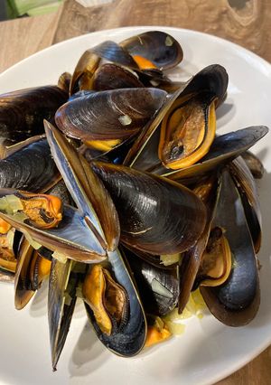 Une photo de Moules au safran