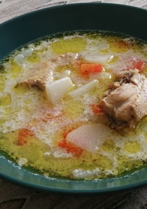 Tejfölös karalábéleves csirkeaprólékkal recept fotója