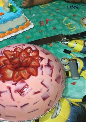 Una foto de Gelatina de fresa con tres leches