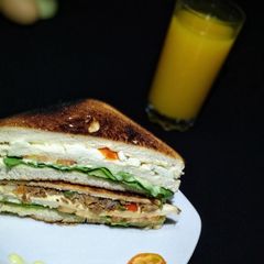 A picture of Egg and beef sandwich.
