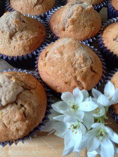 Una foto de Muffins de nueces con naranja escarchada