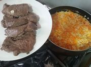 Una foto de churrasco con arroz