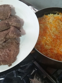 Una foto de Bistec con arroz