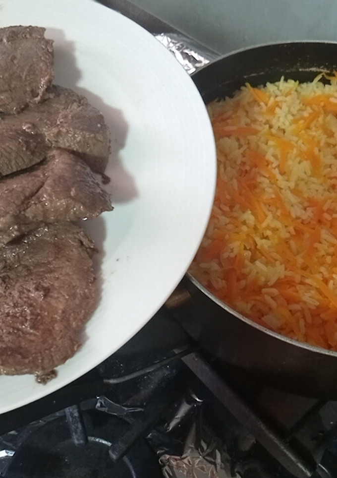 Una foto de Bistec con arroz