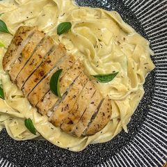 Chicken Fettuccine Alfredo 🍝 A picture of Chicken Fettuccine Alfredo 🍝.