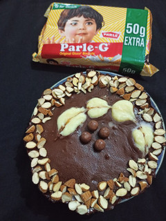 પાર્લેજી બિસ્કીટ ચોકલેટ કેક (Parle G Biscuit Chocolate Cake Recipe in Gujarati) રેસીપી મુખ્ય ફોટો