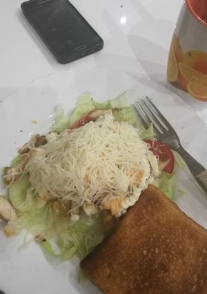 Gyros fűszerezett csirkemellcsíkok, salátaágyon pirítóssal recept fotója