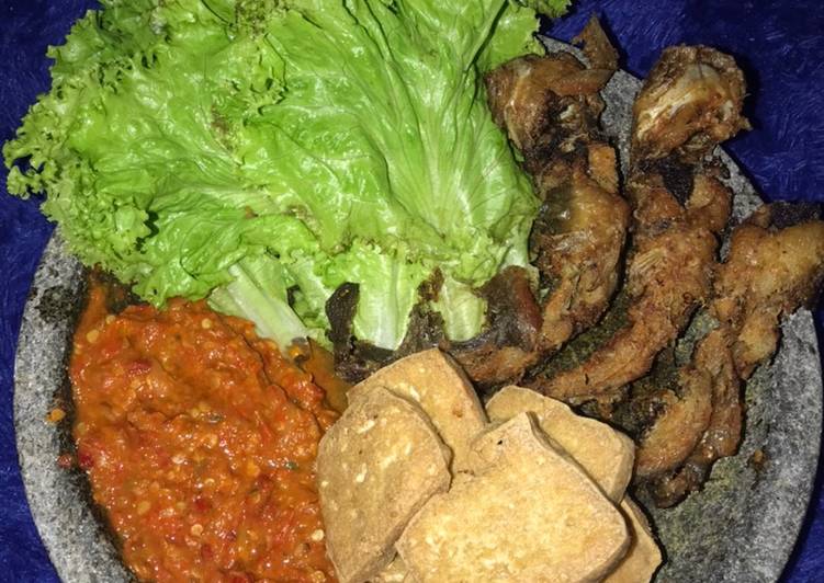 Pecel lele nguprek-nguprek?