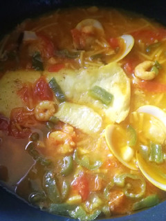 Una foto de Sopa de merluza y almejas blancas