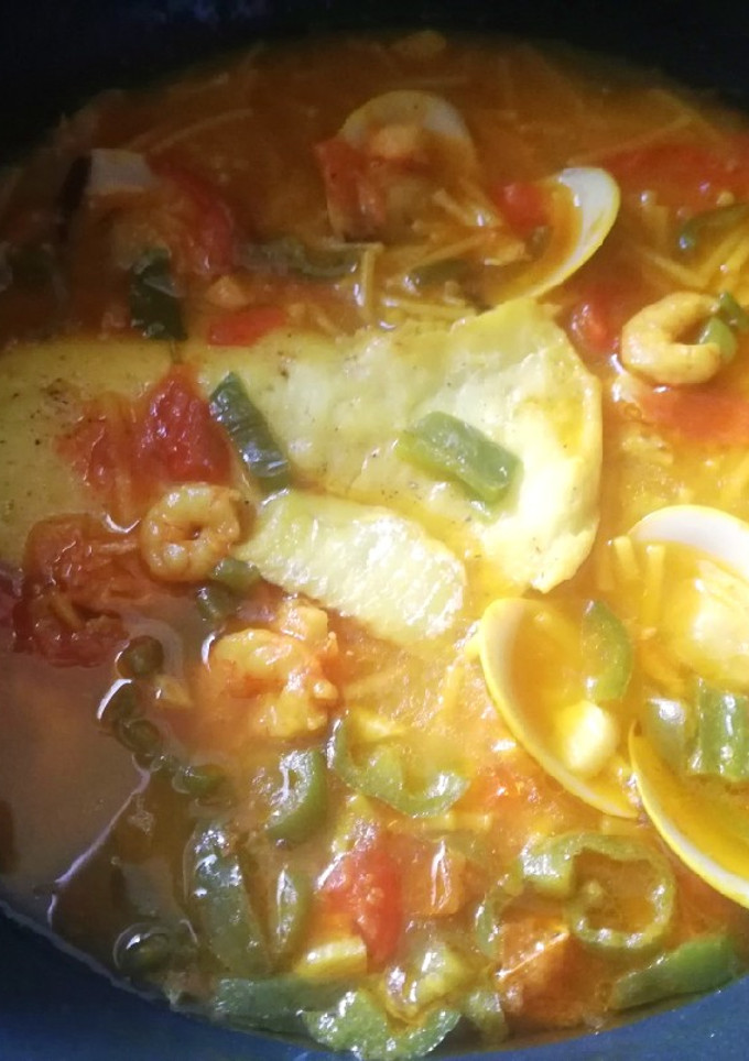 Una foto de Sopa de merluza y almejas blancas