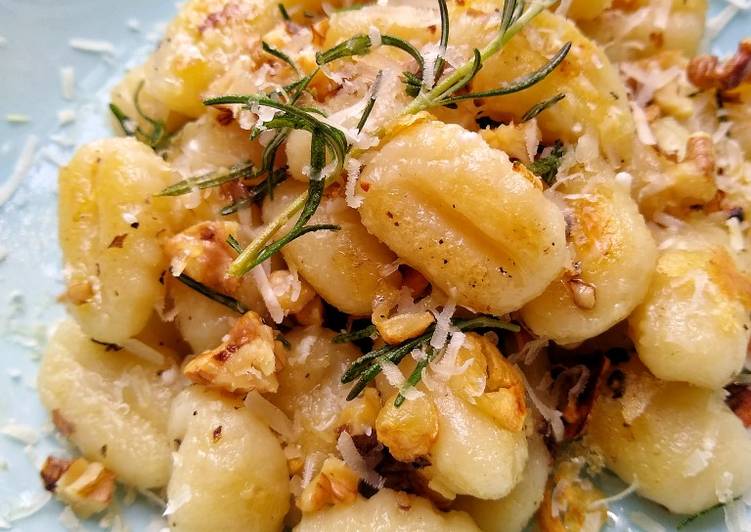 How to Make Any-night-of-the-week Pan Fried Gnocchi With Crispy Garlic, Toasted Walnuts &amp; Rosemary