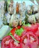 Brochetas de pollo y vegetales al horno