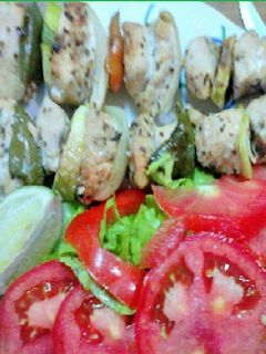 Una foto de Brochetas de pollo y vegetales al horno