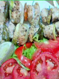 Una foto de Brochetas de pollo y vegetales al horno