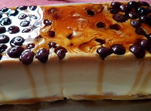 Foto principal de Postre de Chocolate Blanco con Arándanos y Amaretto