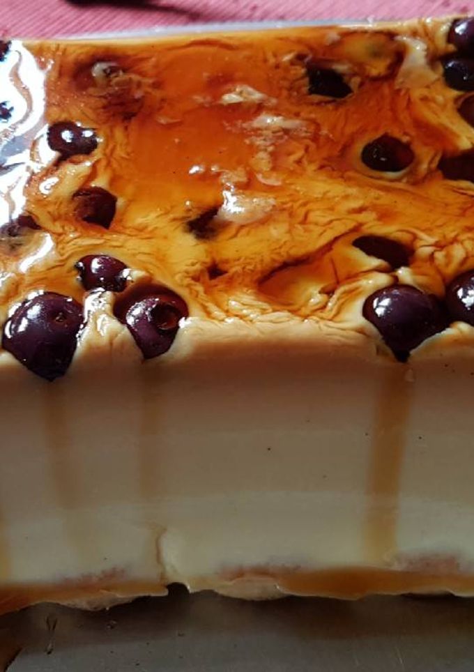 Una foto de Postre de Chocolate Blanco con Arándanos y Amaretto