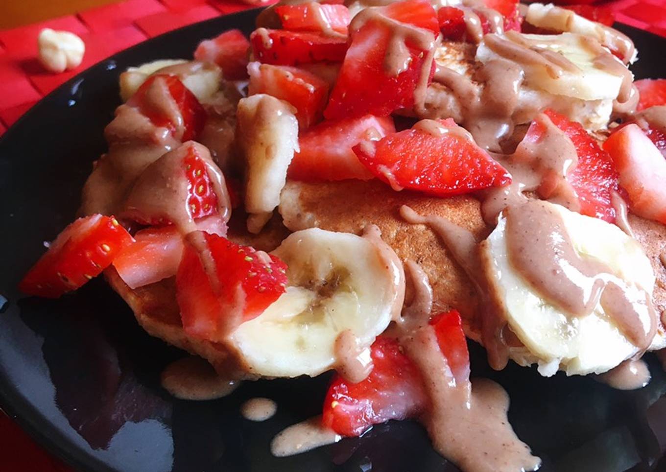 Tortitas de avena y plátano con fresas y crema de avellanas