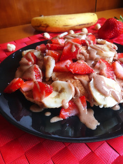 Una foto de Tortitas de avena y plátano con fresas y crema de avellanas
