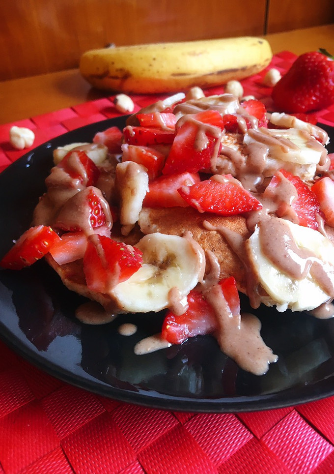 Una foto de Tortitas de avena y plátano con fresas y crema de avellanas